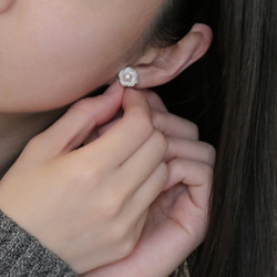 Karagji Dot - white 編織夾式耳環 第3張的照片