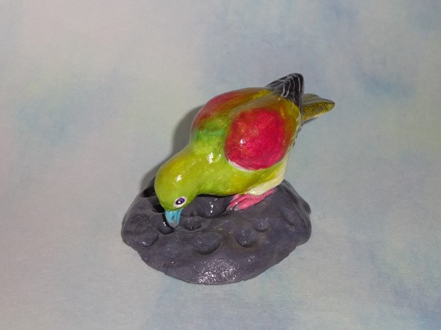 海水を飲むアオバトのオブジェ