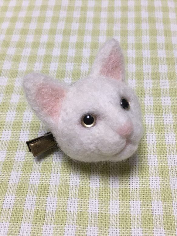 白猫のブローチ☆（クリップ付きピン） 2枚目の画像