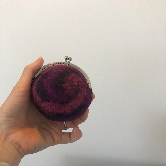 羊毛でできた、まんまるがまぐち　　赤紫　紫 1枚目の画像