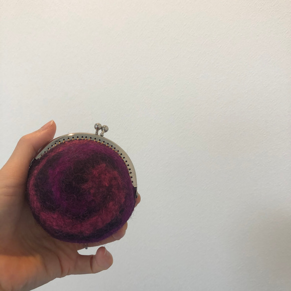 羊毛でできた、まんまるがまぐち　　赤紫　紫 2枚目の画像