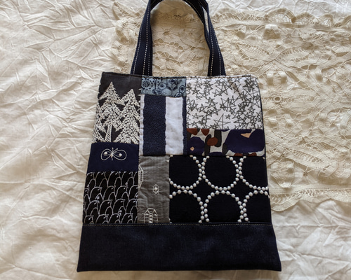 ハンドメイド ミナペルホネン生地 木の柄刺繍ネイビー