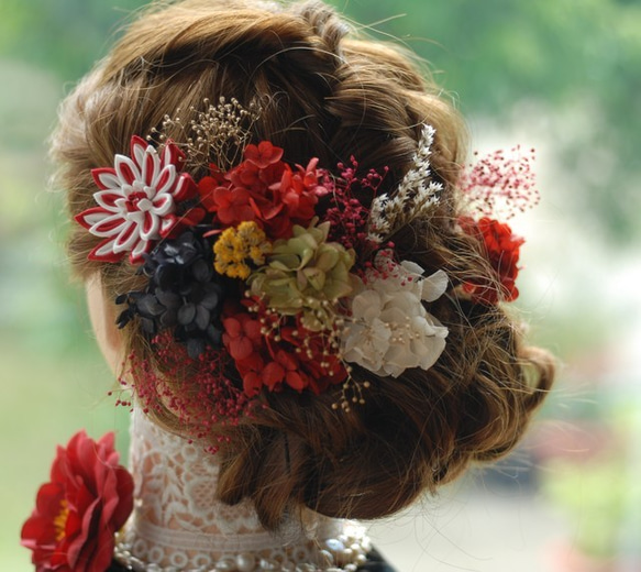 成人式　髪飾り　古典風　つまみ細工のお花とプリザーブドフラワーの髪飾り　結婚式　卒業式　袴　つまみ細工　赤 1枚目の画像