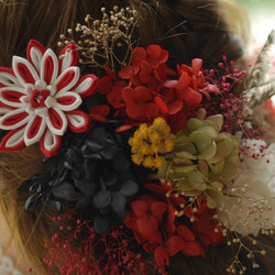 成人式　髪飾り　古典風　つまみ細工のお花とプリザーブドフラワーの髪飾り　結婚式　卒業式　袴　つまみ細工　赤 2枚目の画像