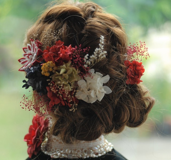 成人式　髪飾り　古典風　つまみ細工のお花とプリザーブドフラワーの髪飾り　結婚式　卒業式　袴　つまみ細工　赤 3枚目の画像