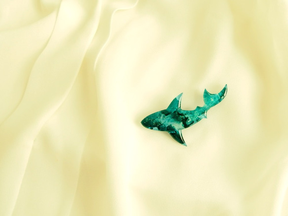 【新色新柄2020】 *emerald　ホホジロザメのブローチ（ジョーズ）【受注制作】ホオジロザメ　鮫　名入れ可 5枚目の画像