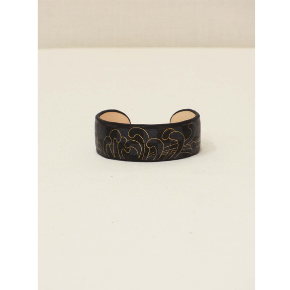 手描友禅染の革バングル 手纏「tamaki」 line 菊 black 受注生産