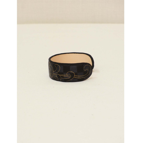 手描友禅染の革バングル 手纏「tamaki」 line 菊 black 受注生産