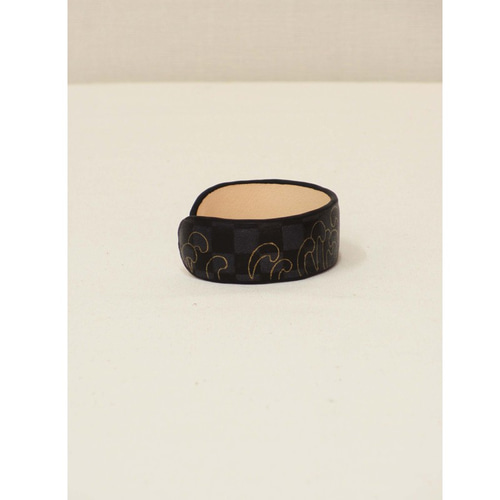 手描友禅染の革バングル 手纏「tamaki」 line 菊 black 受注生産