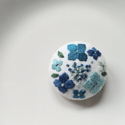 紫陽花の刺繍ブローチ【送料無料】 1枚目の画像