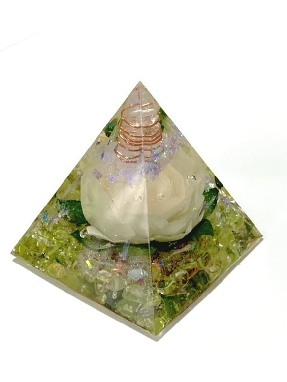 オルゴナイト　ピラミッド　白いバラ 2枚目の画像
