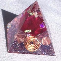 ピラミッド型オルゴナイト・ローズ 1枚目の画像