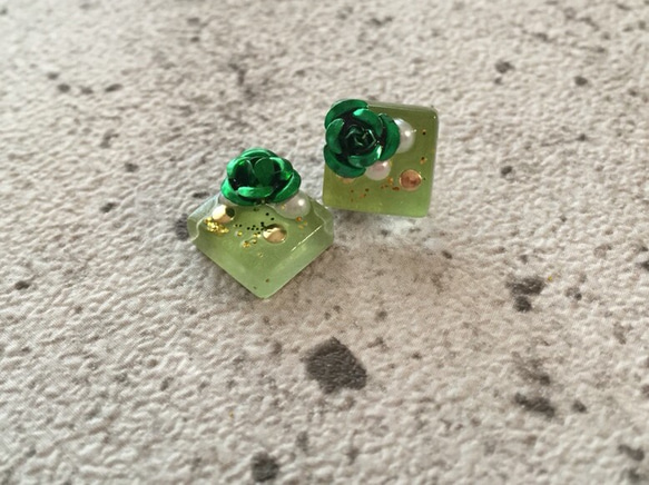 ガラスタイルのグリーンの花のピアス 2枚目の画像