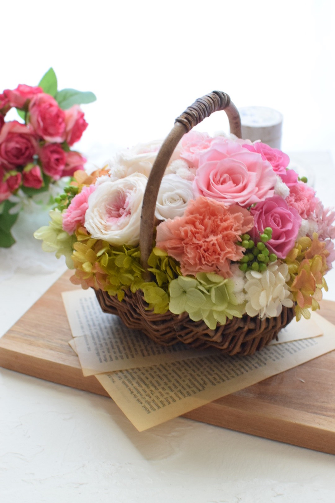 ローズとカーネーションのバスケットアレンジメント