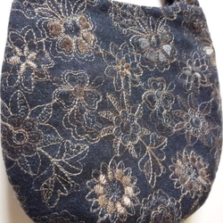 お花の刺繍のたまご型バッグ 2枚目の画像