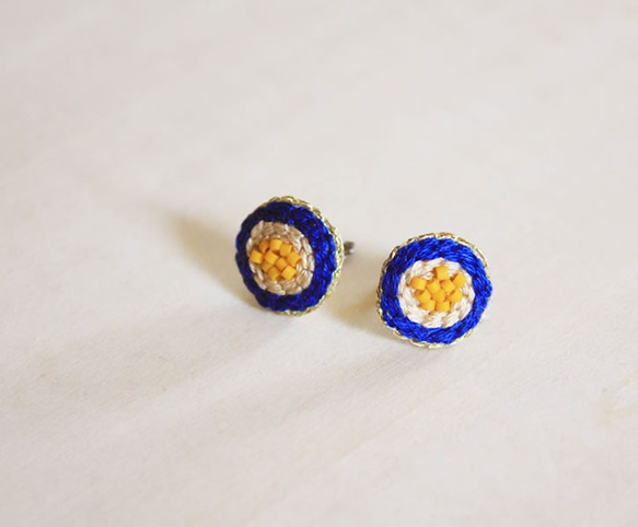 ビーズ付き刺繍ピアス【Circle】ブルー 1枚目の画像