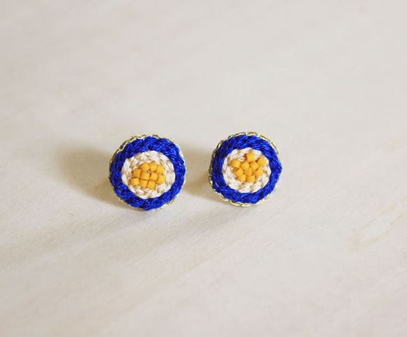 ビーズ付き刺繍ピアス【Circle】ブルー 2枚目の画像