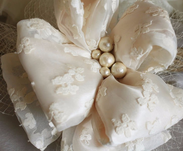 小花刺繍のオーガンジーを纏ったリボンフラワーのヘッドドレス【wedding】 3枚目の画像