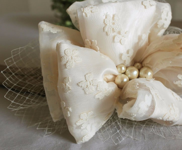 小花刺繍のオーガンジーを纏ったリボンフラワーのヘッドドレス【wedding】 4枚目の画像
