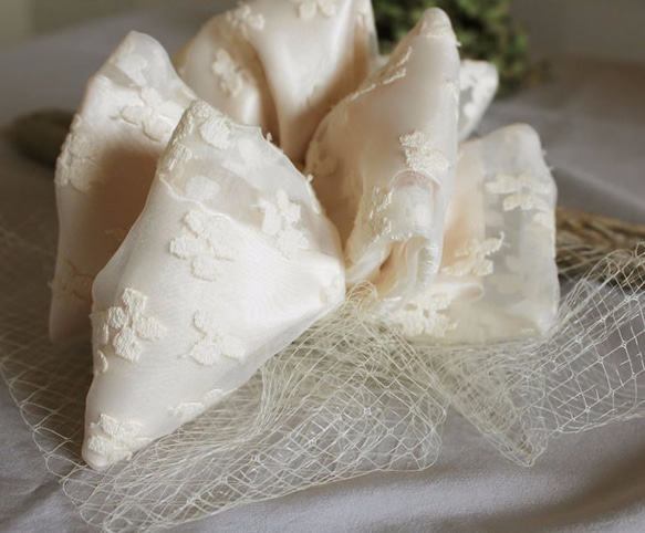 小花刺繍のオーガンジーを纏ったリボンフラワーのヘッドドレス【wedding】 5枚目の画像