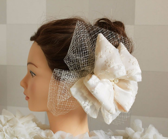 小花刺繍のオーガンジーを纏ったリボンフラワーのヘッドドレス【wedding】 7枚目の画像