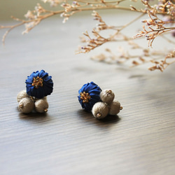 リボン刺繍の花と巻き玉ピアス【blue】イヤリングも変更可 1枚目の画像