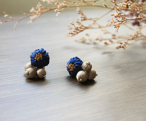 リボン刺繍の花と巻き玉ピアス【blue】イヤリングも変更可 1枚目の画像