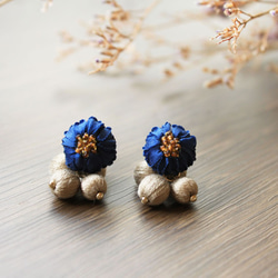 リボン刺繍の花と巻き玉ピアス【blue】イヤリングも変更可 2枚目の画像