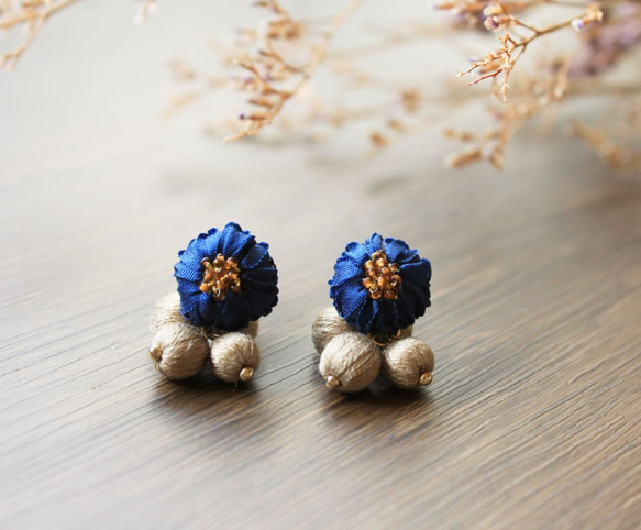 リボン刺繍の花と巻き玉ピアス【blue】イヤリングも変更可 2枚目の画像