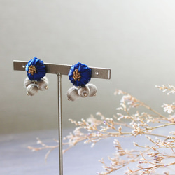 リボン刺繍の花と巻き玉ピアス【blue】イヤリングも変更可 4枚目の画像