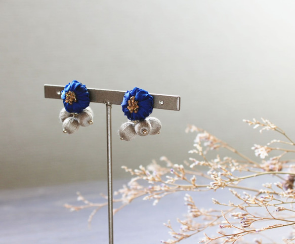 リボン刺繍の花と巻き玉ピアス【blue】イヤリングも変更可 4枚目の画像