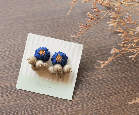 リボン刺繍の花と巻き玉ピアス【blue】イヤリングも変更可 6枚目の画像