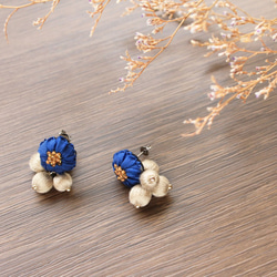 リボン刺繍の花と巻き玉ピアス【blue】イヤリングも変更可 7枚目の画像