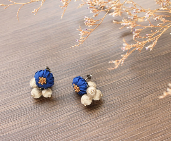 リボン刺繍の花と巻き玉ピアス【blue】イヤリングも変更可 7枚目の画像