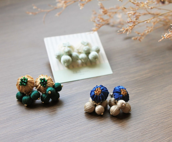 リボン刺繍の花と巻き玉ピアス【blue】イヤリングも変更可 8枚目の画像