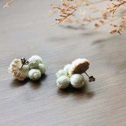 リボン刺繍の花と巻き玉ピアス【mint】イヤリングも変更可 3枚目の画像