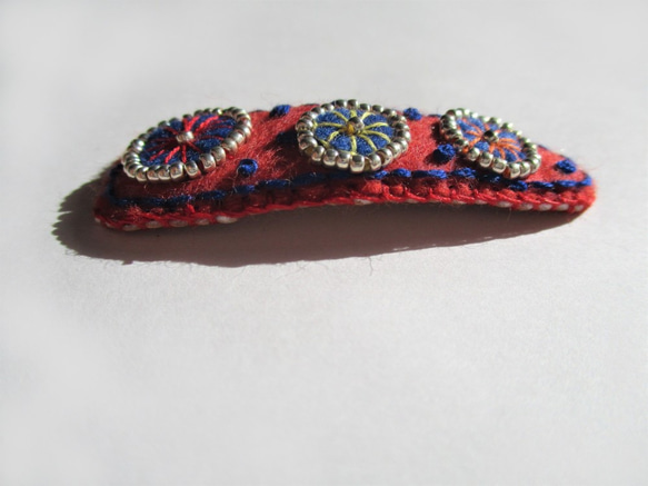 刺繍スリーピン（赤×丸模様） 3枚目の画像