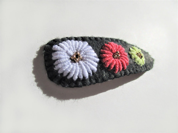 お花刺繍スリーピン（グレー） 2枚目の画像