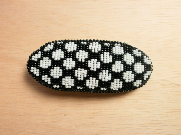 ビーズ刺繍オーバル型モノトーンバレッタ（黒×白） 1枚目の画像