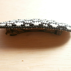 ビーズ刺繍オーバル型モノトーンバレッタ（黒×白） 3枚目の画像