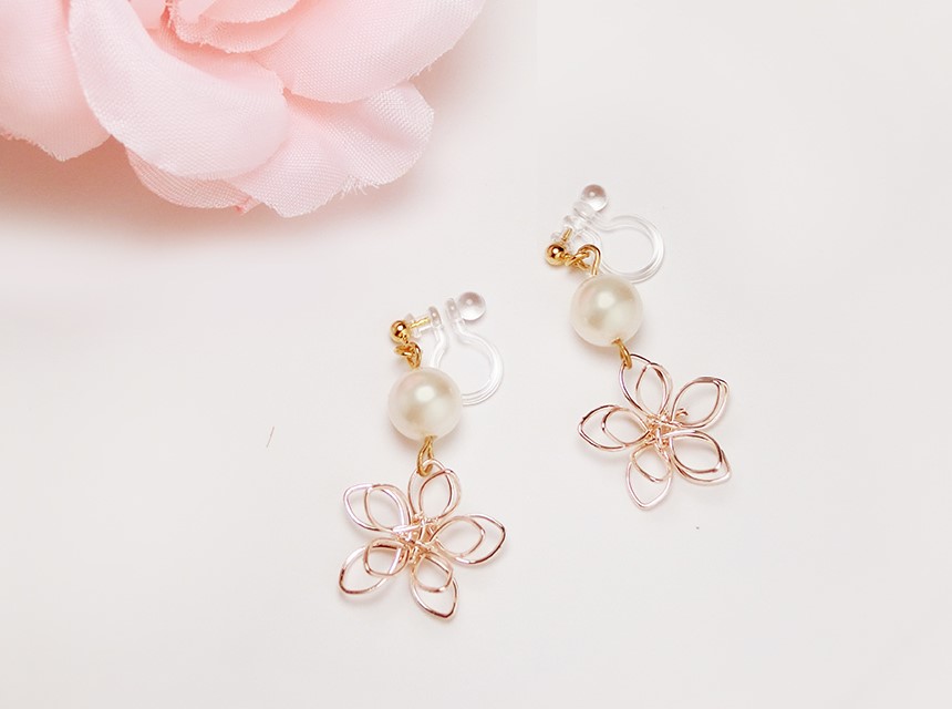 985】アクリルフラワーとワイヤーボールのピアス／イヤリング