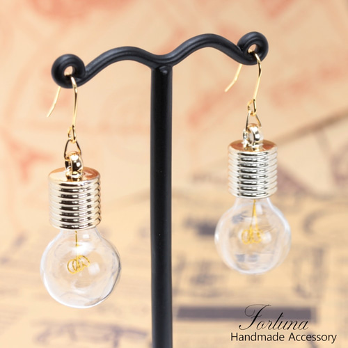 電球(378) ピアス/イヤリング/ノンホールピアス/樹脂ピアス ピアス