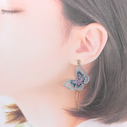 水色の蝶々(484) ピアス/ノンホールピアス/樹脂ピアス ピアス 