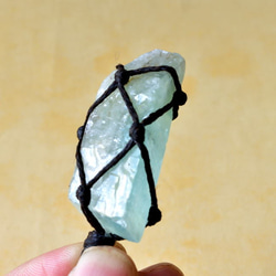 グリーンカルサイト　原石　マクラメ編みペンダントネックレス　From South Africa 6枚目の画像