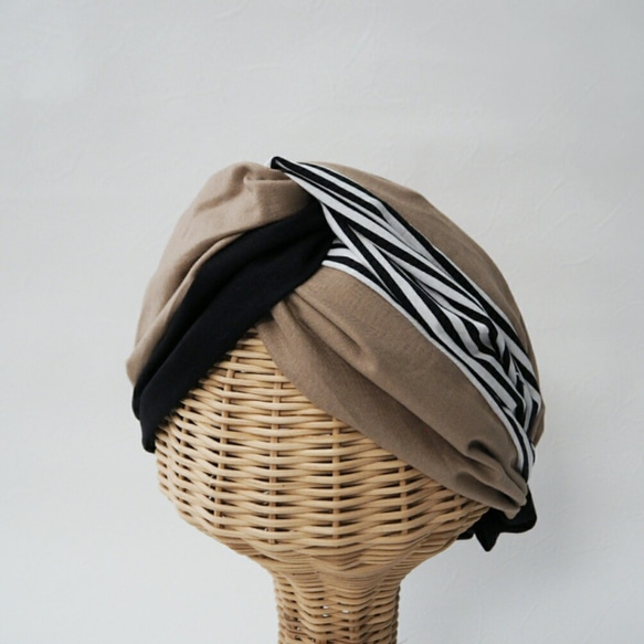 寬大的髮帶（繫好），帶有米色和黑色條紋 第1張的照片