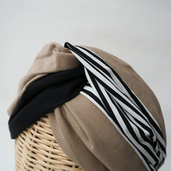 寬大的髮帶（繫好），帶有米色和黑色條紋 第2張的照片