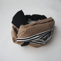 寬大的髮帶（繫好），帶有米色和黑色條紋 第3張的照片