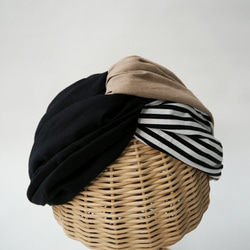 寬大的髮帶（繫好），帶有米色和黑色條紋 第5張的照片