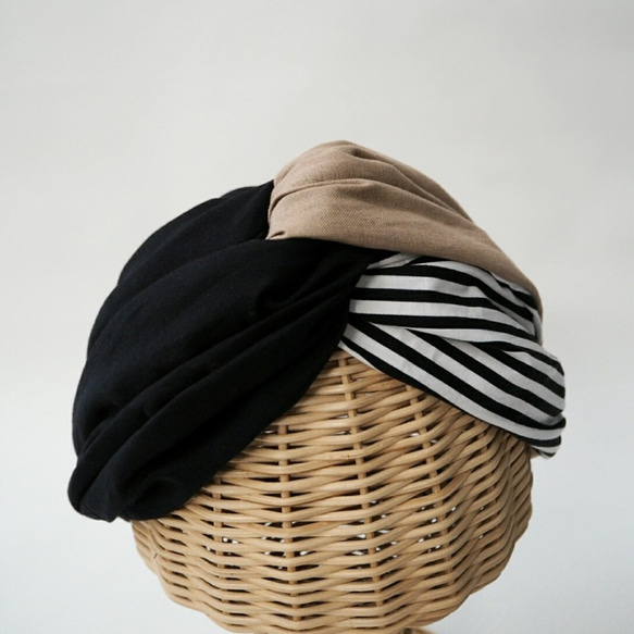 寬大的髮帶（繫好），帶有米色和黑色條紋 第5張的照片