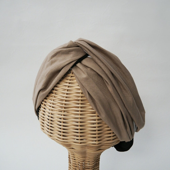 寬大的髮帶（繫好），帶有米色和黑色條紋 第6張的照片